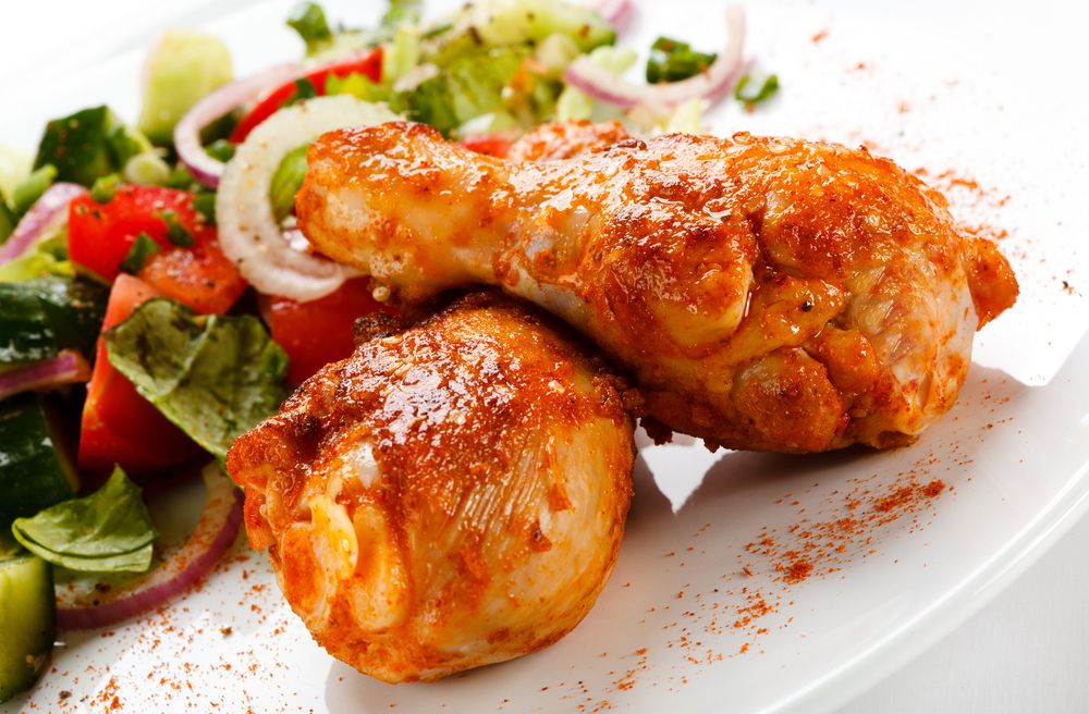 חגיגה בתנור: עוף צלוי לצד בטטות ותפוחי אדמה