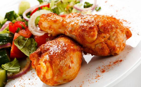 חגיגה בתנור: עוף צלוי לצד בטטות ותפוחי אדמה