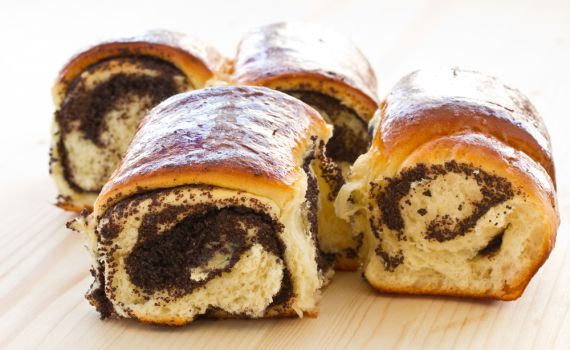 הפתעה ליד הקפה: עוגת שמרים ופרג