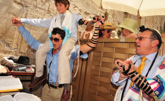 פסק הלכה: אסור לזרוק סוכריות טופי בבר-מצוות