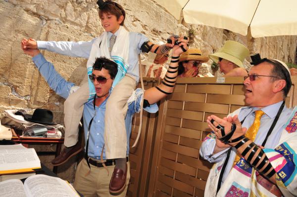 פסק הלכה: אסור לזרוק סוכריות טופי בבר-מצוות