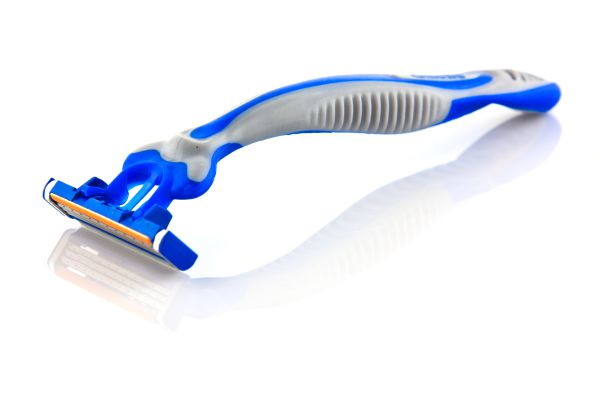 שו"ת סמס: האם מותר למכור לאנשים סכיני גילוח?