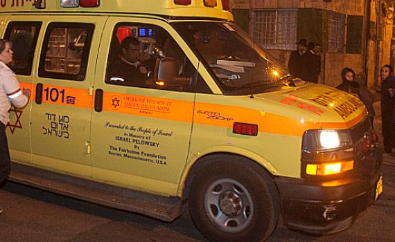 תל-אביב: אוטובוס פגע בהולכת רגל, מצבה קשה