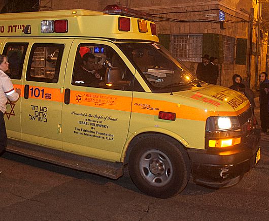 תל-אביב: אוטובוס פגע בהולכת רגל, מצבה קשה