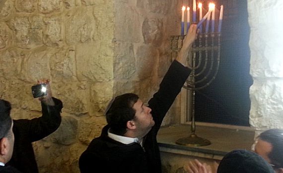 תיעוד מרגש: אלפים בהדלקת נר חנוכה בקבר יוסף