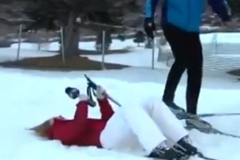 מקצוענות: כתבת מתעלפת בשידור חי וחוזרת לראיין