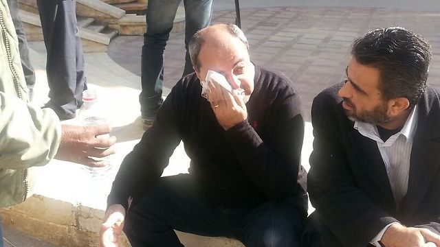 קבלת פנים חמה: שפך תה על אחמד טיבי