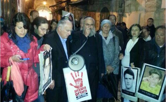 המשפחות השכולות מפגינות מול בית הרוצח