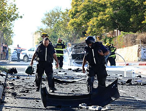 רכב התפוצץ ברחובות, שניים נפצעו קשה