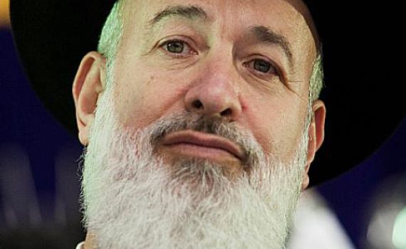 קרובותיו של הרב מצגר: "משפחת לאו הפילה עליו תיק"