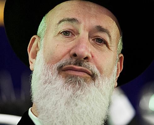 קרובותיו של הרב מצגר: "משפחת לאו הפילה עליו תיק"