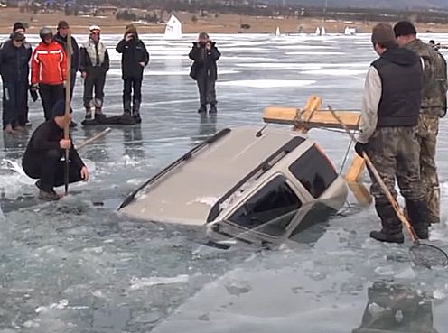 צפו: כך מחלצים רכב ממעמקי הקרח