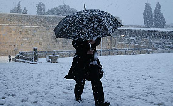 שלג החל לרדת בירושלים. צפו
