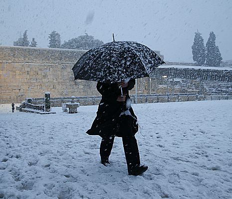 שלג החל לרדת בירושלים. צפו