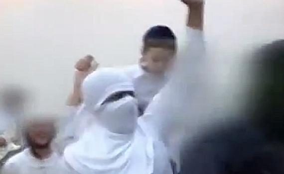 צפו: ריקוד סכינים בחתונה של נוער הגבעות