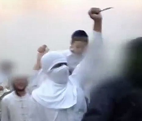 צפו: ריקוד סכינים בחתונה של נוער הגבעות