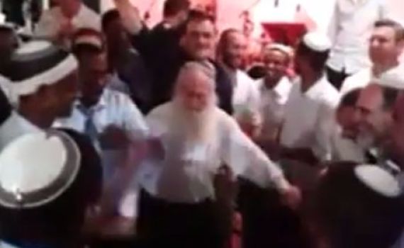 צפו: הרב דב ביגון בריקוד אתיופי מסורתי