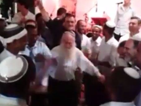 צפו: הרב דב ביגון בריקוד אתיופי מסורתי