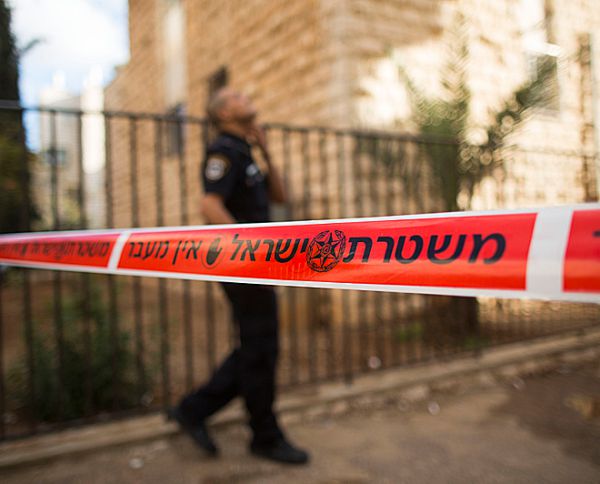 כמעט אסון: זרקה את בנה מהחלון וקפצה