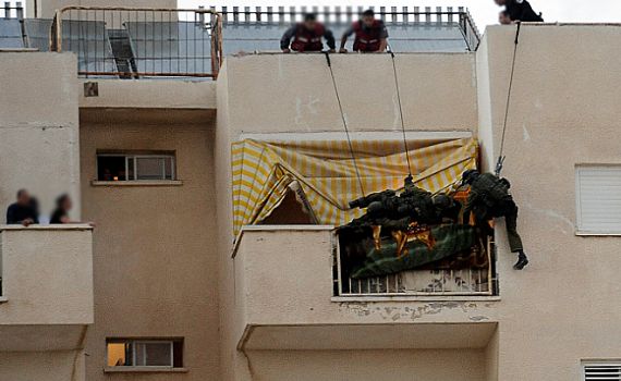 דרמה: הורים מתבצרים ומאיימים להתאבד