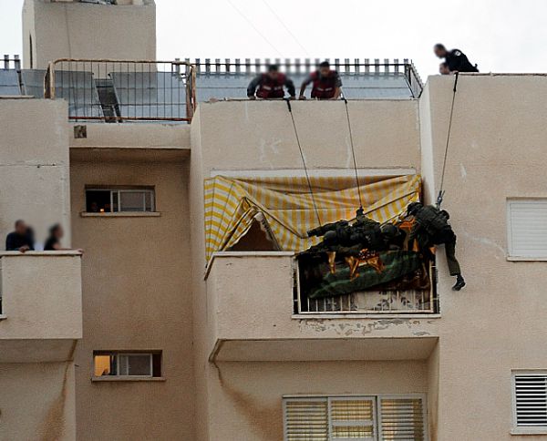 דרמה: הורים מתבצרים ומאיימים להתאבד