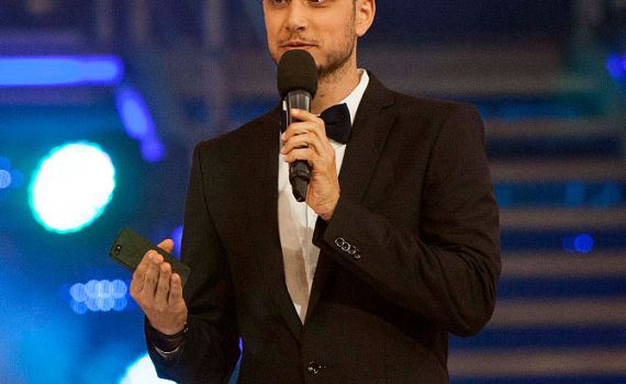 אסי עזר: מזמין את בנט לארוחה עם בן זוגי