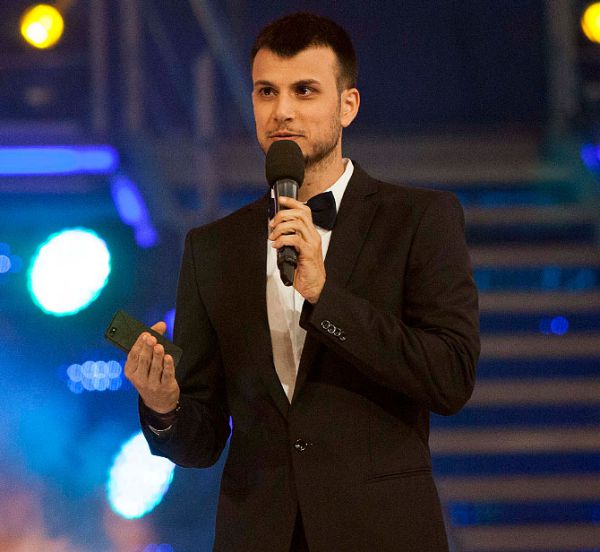 אסי עזר: מזמין את בנט לארוחה עם בן זוגי