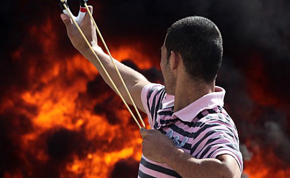 יום שגרתי בחברון: פורעים פלסטינים משליכים בלוקים