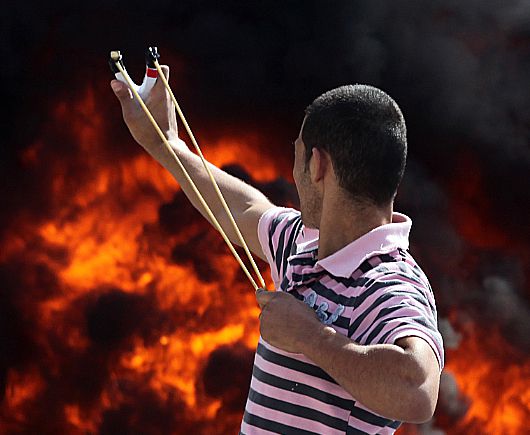 יום שגרתי בחברון: פורעים פלסטינים משליכים בלוקים