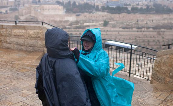 סערה חורפית: נחל איילון שוצף, אישה נלכדה בשרון