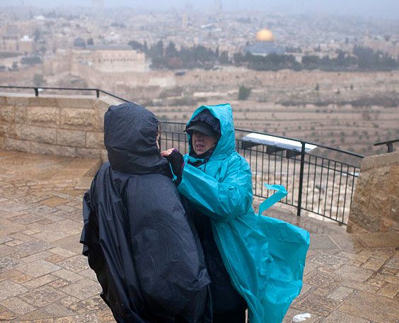 סערה חורפית: נחל איילון שוצף, אישה נלכדה בשרון