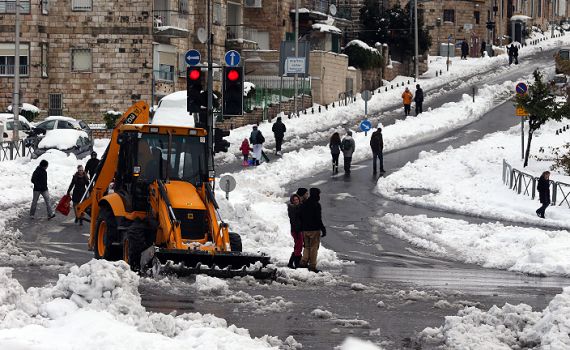 הכבישים סגורים, רבבות מנותקים מחשמל
