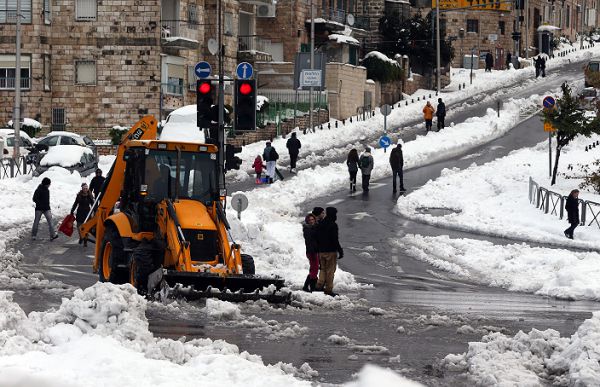 הכבישים סגורים, רבבות מנותקים מחשמל