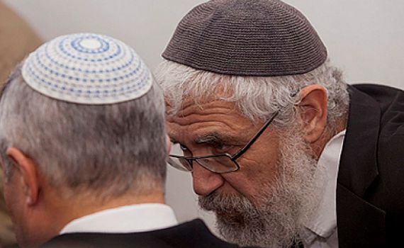 "מנסים להביך את הרב מוטי אלון מול המצלמות"