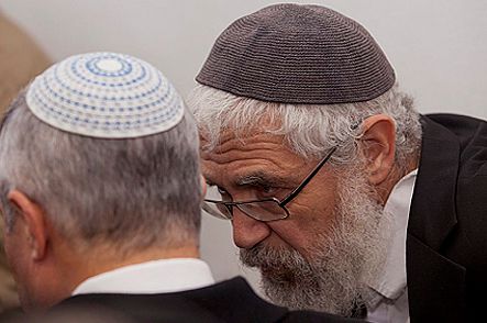 "מנסים להביך את הרב מוטי אלון מול המצלמות"