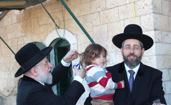 תיעוד: תספורת לבנו של הרב דוד לאו