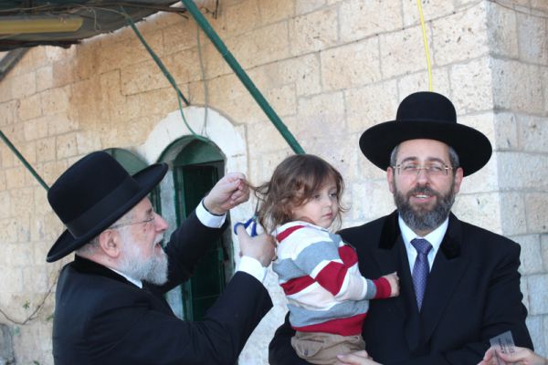 תיעוד: תספורת לבנו של הרב דוד לאו