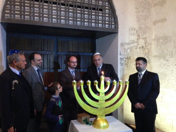 הנקמה: הדלקת נרות מול כלא האינקוויזיציה