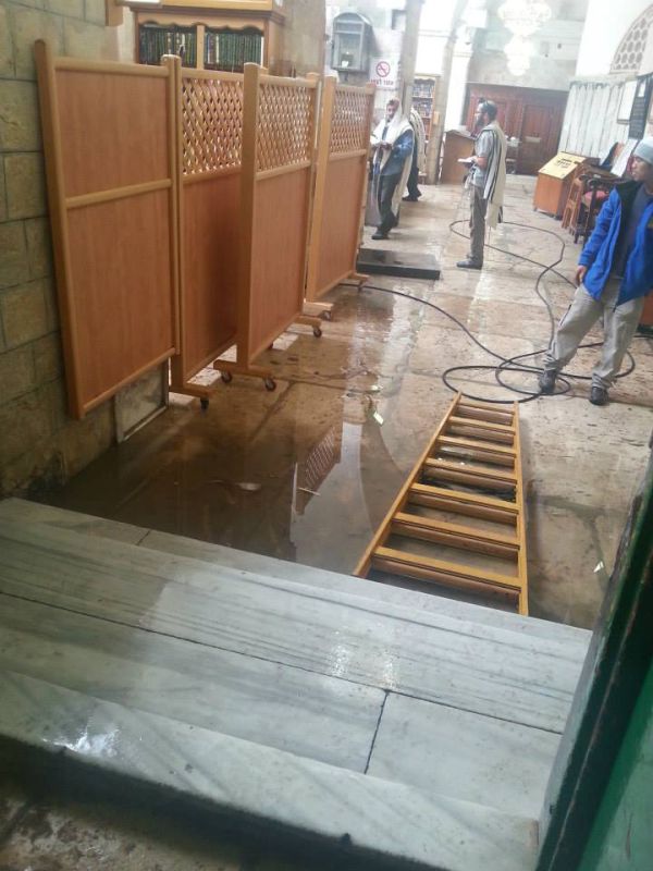 בזיון: הזנחה ושלוליות מים במערת המכפלה