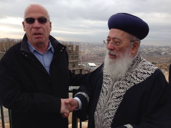הרב עמאר והשר אריאל בהתנחלות החרדית