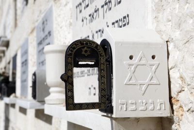 המאכערים ישארו מחוץ לבית הקברות