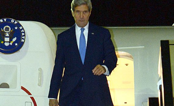 ג'ון קרי הגיע לישראל. המטרה: לרסן את אורי אריאל