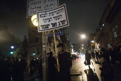 צפו: חרדי חוטף ממכת"ז משטרתי במאה שערים