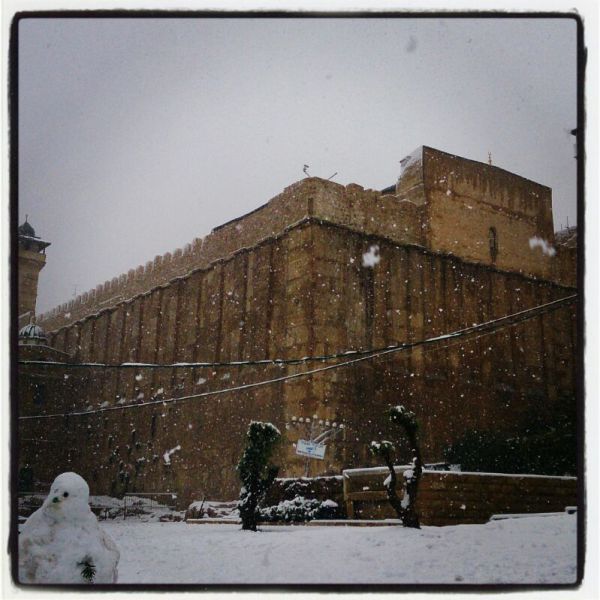 חברון: ערבים תקפו יהודים בחסות השלג