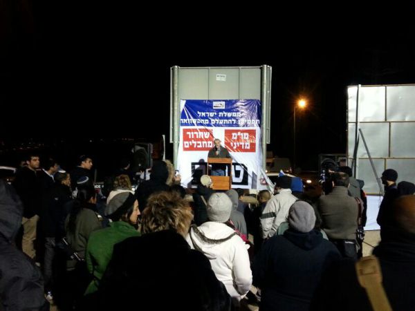 עשרות מפגינים במקום הפיגוע: מו"מ + שחרור מחבלים = טרור