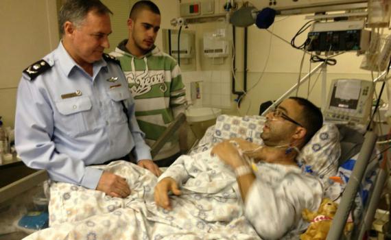 המפכ"ל ביקר את השוטר שנדקר: "היה לנו נס"