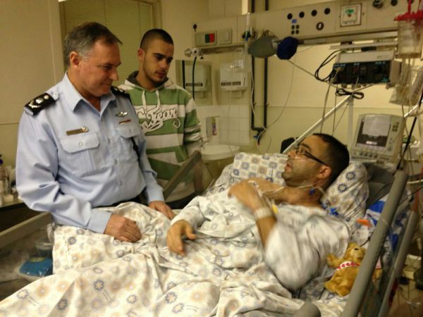 המפכ"ל ביקר את השוטר שנדקר: "היה לנו נס"