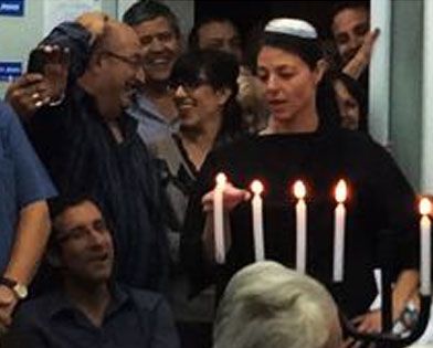 ח"כית מדליקה: מרב מיכאלי עם כיפה סרוגה