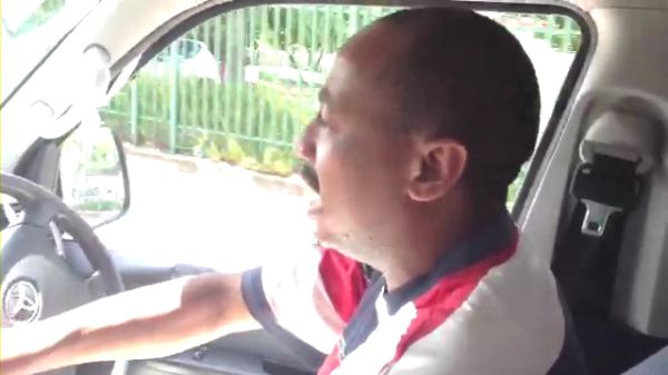 צפו: הנהג האפריקאי ששר קרליבך