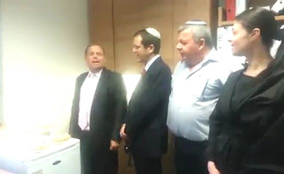 הפעם בלי הכיפה, אבל עם פרובוקציה